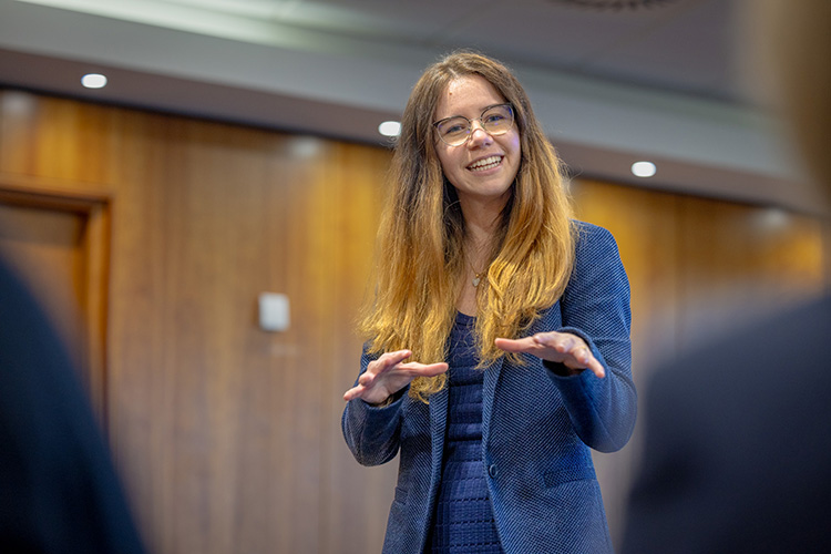 Eleonora Sfrappini speaking to seminar participants