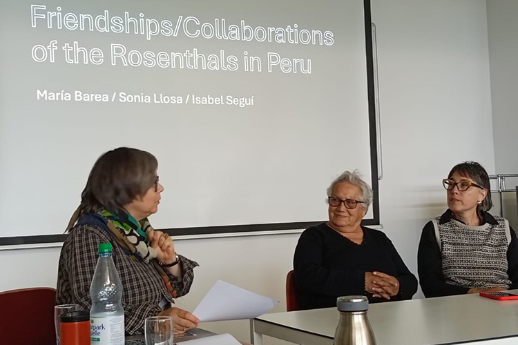 Alexandra Schneider, María Barea and Isabel Seguí talking at a table