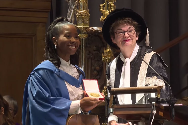 Jasmin Hinds receives the Principal's Medal from Principal and Vice-Chancellor Professor Dame Sally Mapstone, November 2022