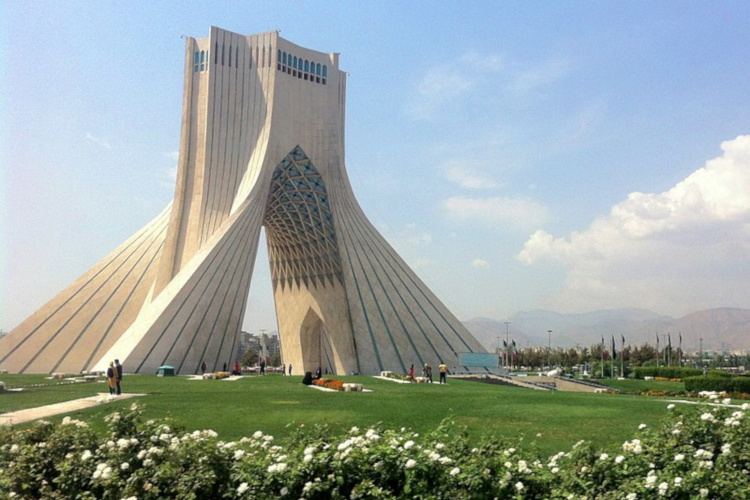 Azadi Tower in Tehran by Hooperag [CC BY-SA 3.0 (https://creativecommons.org/licenses/by-sa/3.0)]