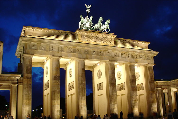 Brandenburg gate at night by Arne Hückelheim [CC BY-SA 3.0 (https://creativecommons.org/licenses/by-sa/3.0)]